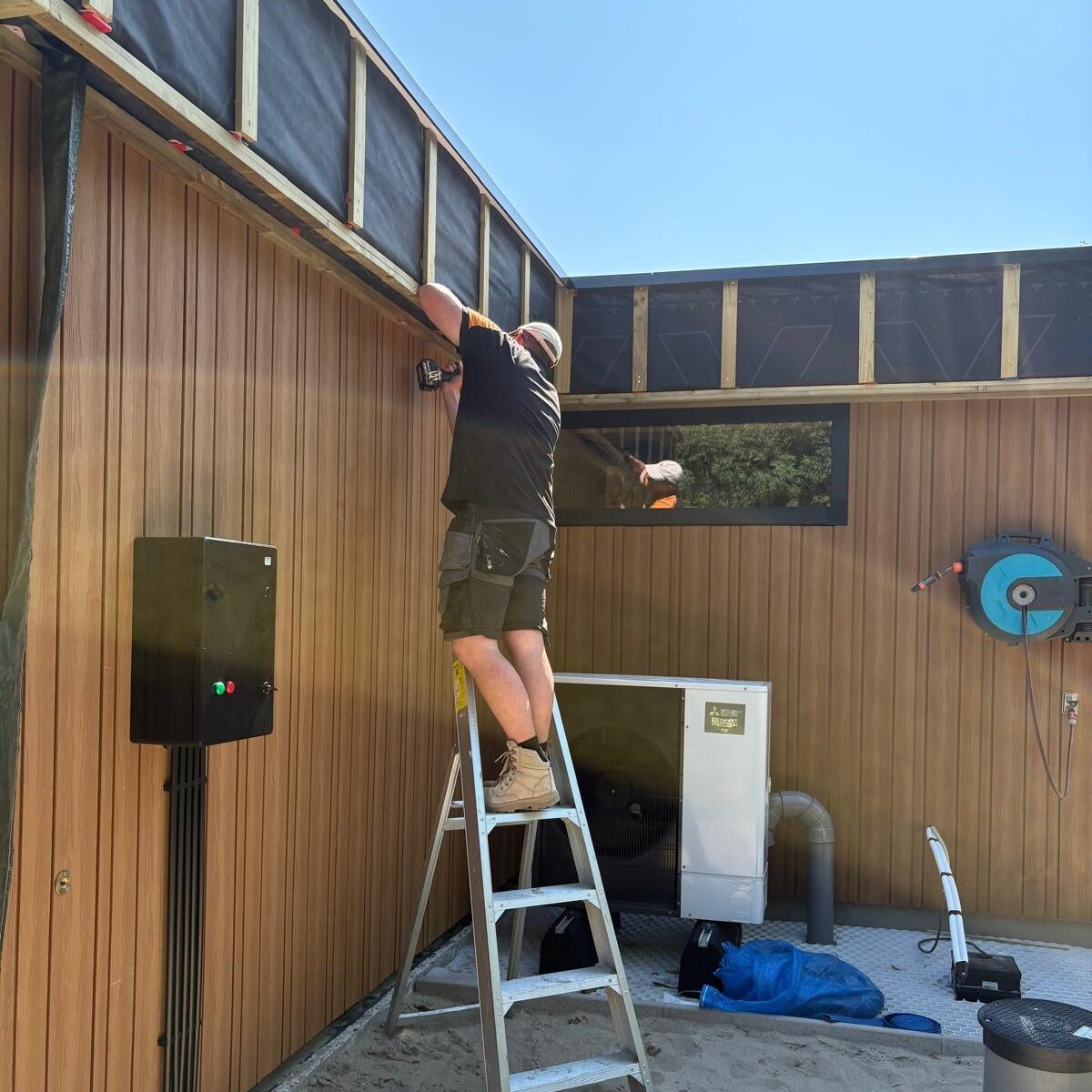 Houten gevelbekleding van een buitenverblijf in aanbouw
