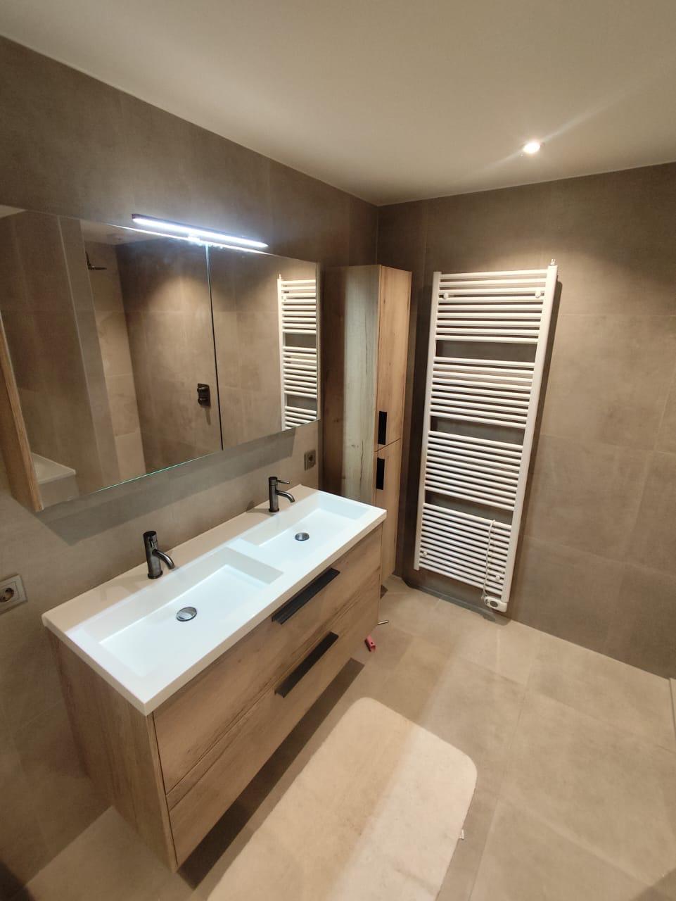 Badkamer met dubbele wastafel