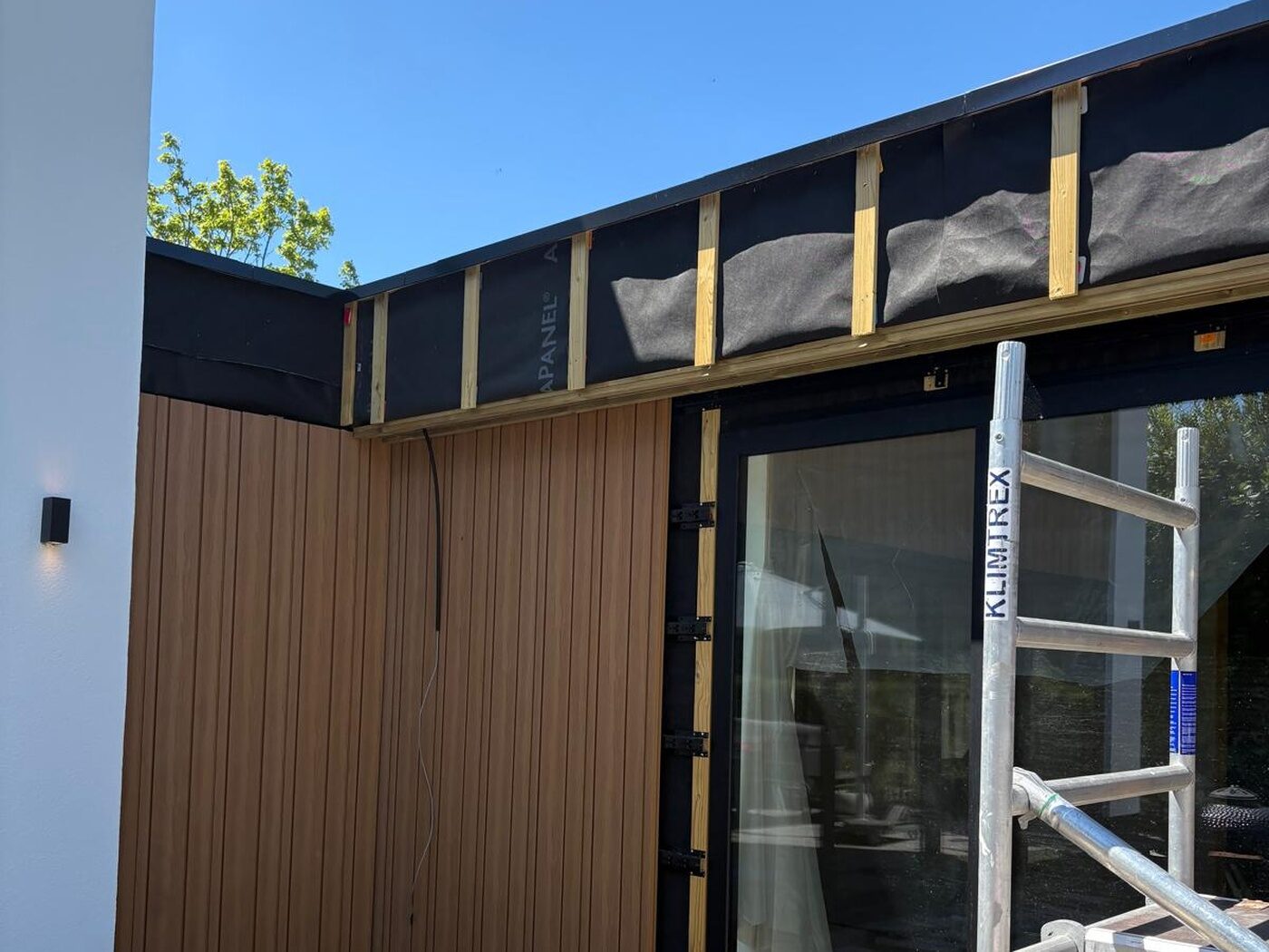 Moderne aanbouw aan een woning in aanbouw