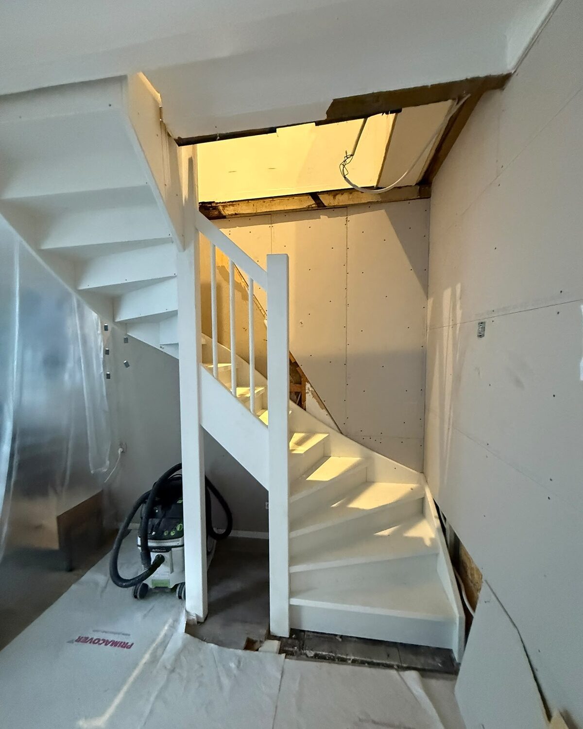 Nieuwe trap geplaatst tijdens een binnenrenovatie door BouwThoon