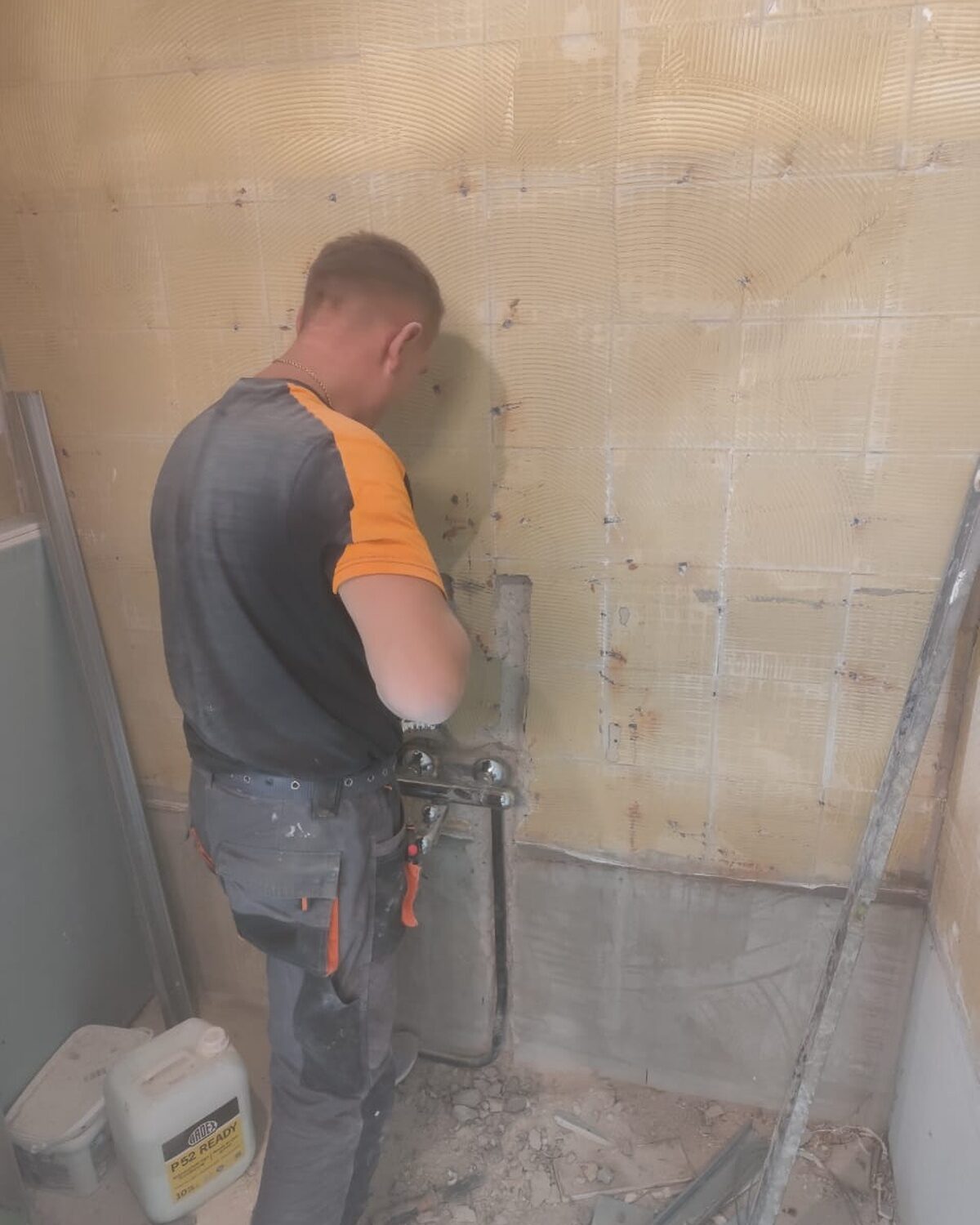 Vakman van BouwThoon aan het werk op de bouwplaats