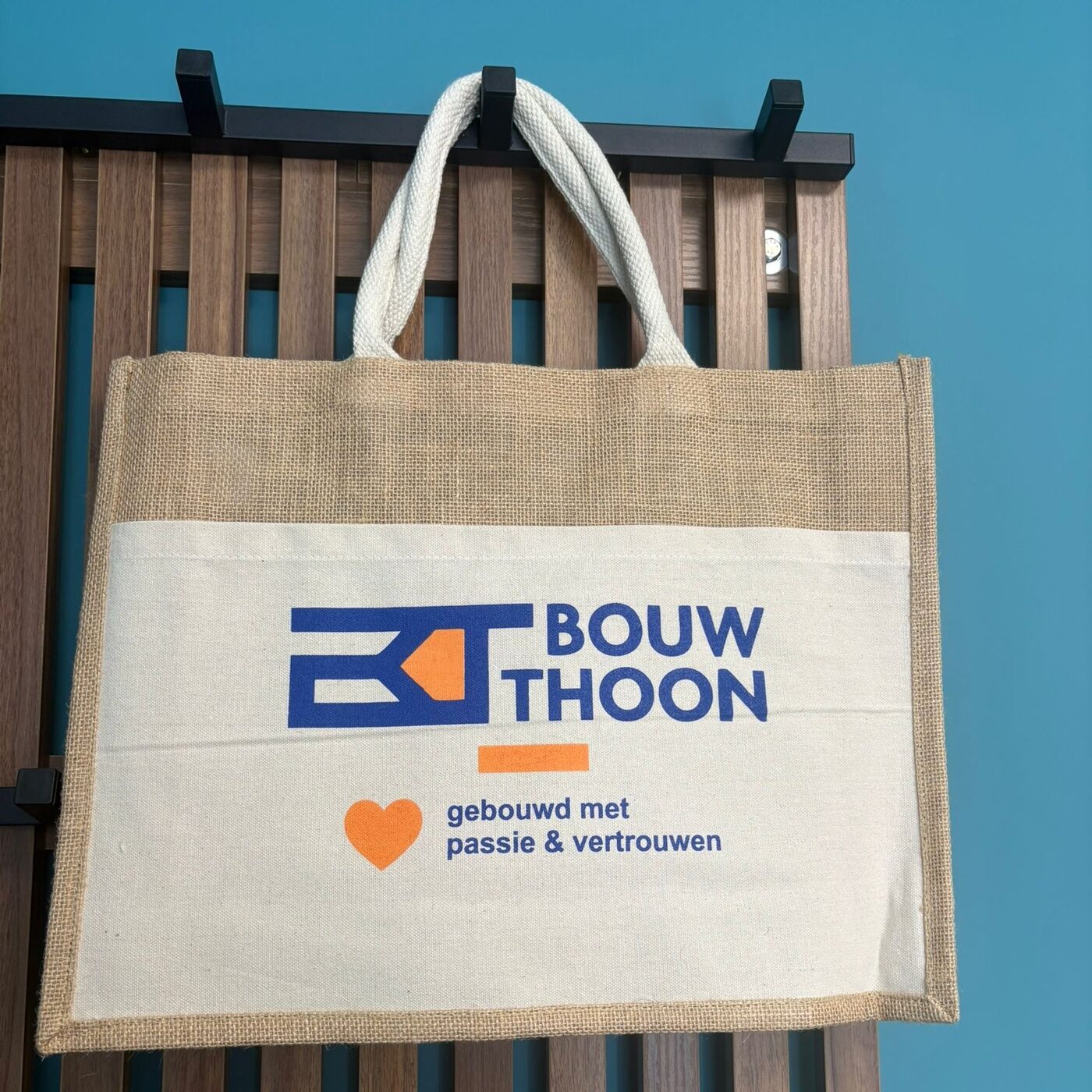Tas van BouwThoon met de slogan gebouwd met passie en vertrouwen